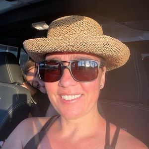 Meet your Posher, Claudia